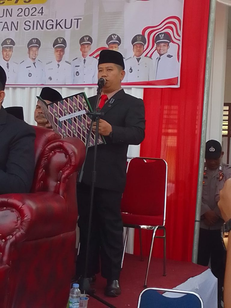 Pembacaan Do’a Oleh Kepala KUA Dalam Upacara HUT RI yang Ke-79