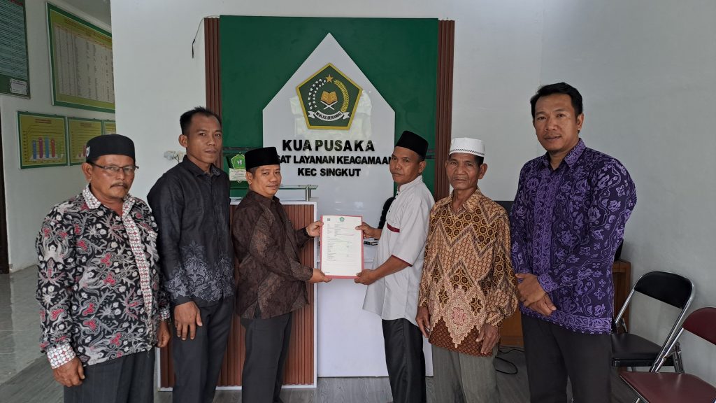 PENANDATANGANAN DAN PENYERAHAN AIW TANAH WAKAF OLEH KEPALA KUA SINGKUT