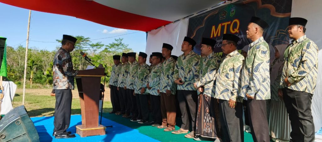 Camat Singkut M. Dahlan Memimpin Pengambilan Sumpah Dewan Hakim dan Panitera MTQ Kec. Singkut