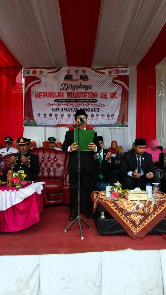 Kepala Kantor Urusan Agama (KUA) Singkut Mhd. Darlis Pimpinan Pembacaan Do’a HUT RI Ke-80