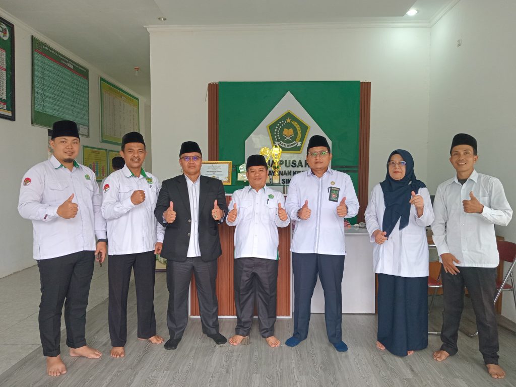 FOTO BERSAMA PA SAROLANGUN AKHIRI SIDANG KELILING DI KUA SINGKUT TAHUN 2025