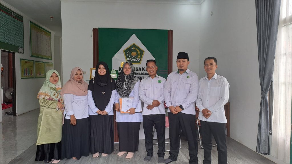 TIM MONEV SUB BAGIAN TU KEMENAG SAROLANGUN MELAKSANAKAN PENDAMPINGAN TATA PERSURATAN DAN KEHUMASAN DI KUA SINGKUT